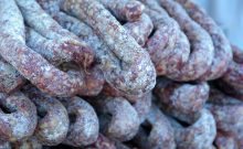 Comment peler, trancher, conserver et profiter du saucisson ?