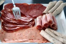 Comment trancher parfaitement votre saucisson avec une guillotine à saucisson